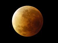 Astronomie 11  Bild einer Mondfinsternis, aufgenommen am 04. Mai 2004 vom Dach des Coral Strand Hotel auf den Seychellen.