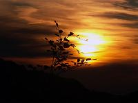 DieSonne 22  Sonnenuntergang hinter dem Traunstein, Gr&uuml;nau im Almtal, Juni 2009.