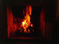Feuer 05  Das Feuer prasselt in der Quinta do Valle bei Tomar in Portugal, Sommer 2001