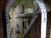 LostPlace 025  Einen weiteren Einblick in die Geschichte der Ulmer Bundesfestung erh&auml;lt man beim Durchschreiten dieser T&uuml;r wie ich es am 26.06.2014 im Glacies in Ulm getan habe.