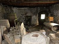 LostPlace 029  Ein Blick durch ein Kellerfenster am 08.08.2014 in Lana gleicht einer Reise in die Vergangenheit