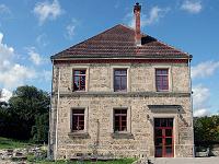 LostPlace 033  Die alte Schule ist neben der Kirche das letzte Geb&auml;ude in Gruorn auf der Schw&auml;bischen Alb welches 1939 zur Erweiterung des TrpUebPl M&uuml;nsingen v&ouml;llig ger&auml;umt wurde, 30.08.2014