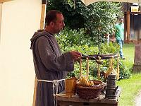 Menschen 06  Ein Kerzenmacher aus dem Mittelalter mit traditionellem Handwerkszeug im Schloss Mittelbiberach am 12.07.2009