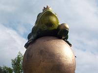 Objekte 13  Der Froschk&ouml;nig in unserem Garten.