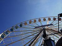 Technik 10  Riesenrad, Gondeln in schwindelnder H&ouml;he auf dem Biberacher Sch&uuml;tzenfest am 20.07.2010.