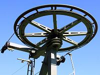 Technik 26  Im Sommer erscheinen winterliche Ger&auml;tschaften eher st&ouml;rend. Gesehen am 04.10.2009.