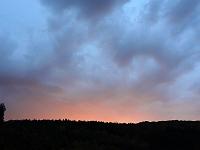 Wetterstimmungen 13  Lichterspiel kurz nach Sonnenuntergang &uuml;ber dem H&auml;rtsfeldhof am 20.10.2013.