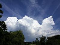 Wolken 08  Eine Gewitterfront naht &uuml;ber dem Botanischen Garten in Ulm am 22. Mai 2011. Gut zu erkennen ist die Hagelkappe in der Mitte der Wolke.