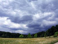 Wolken 09  Das Gewitter r&uuml;ckt dramatisch n&auml;her. Botanischer Garten Ulm am 22.05.2011.