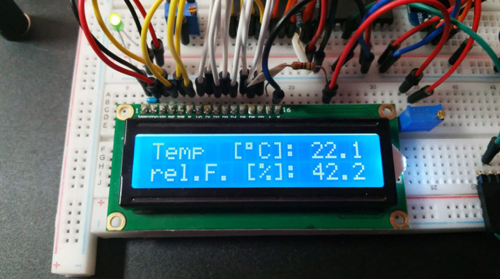 Die ersten Messwerte des Sensors auf dem Display
