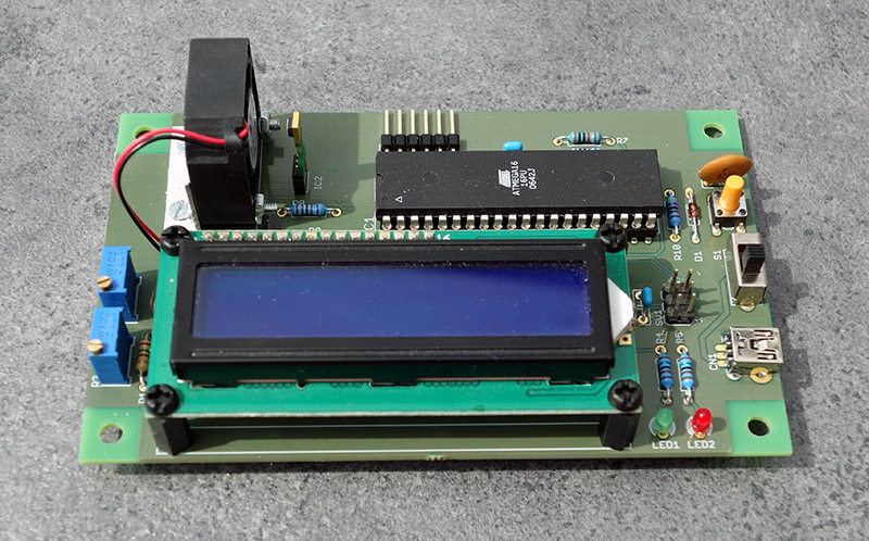 Das LCD-Display auf der fertigen Platine
